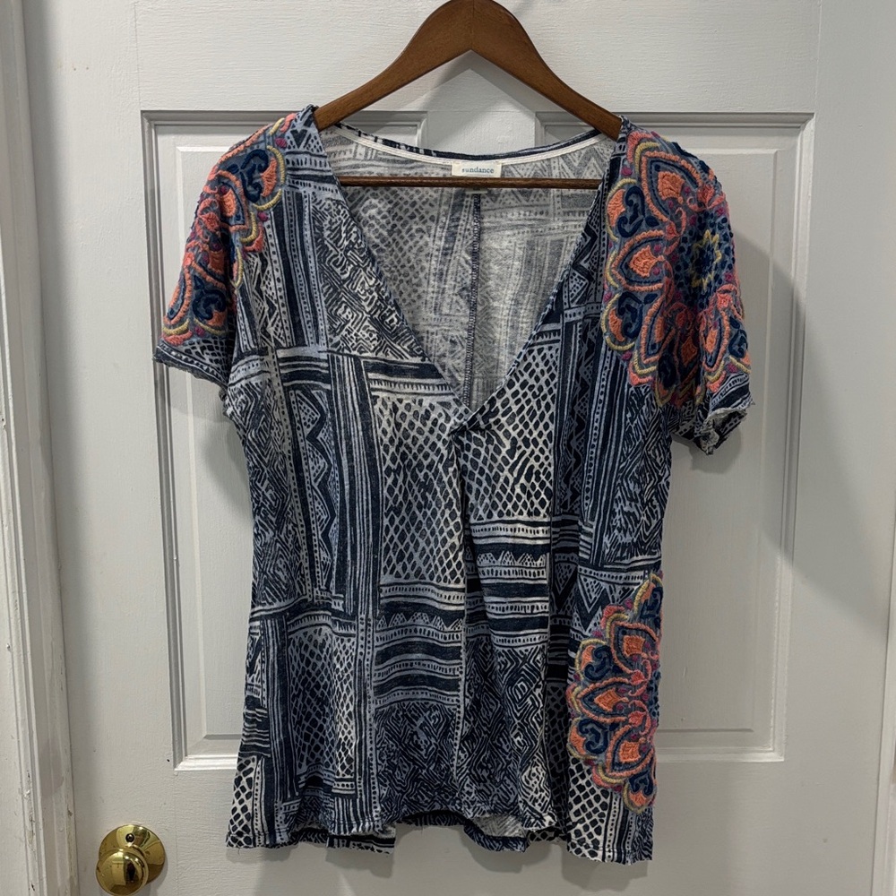 Sundance women’s 100% Linen Embroidered Top Size Medium Blue White V-Neck EUC